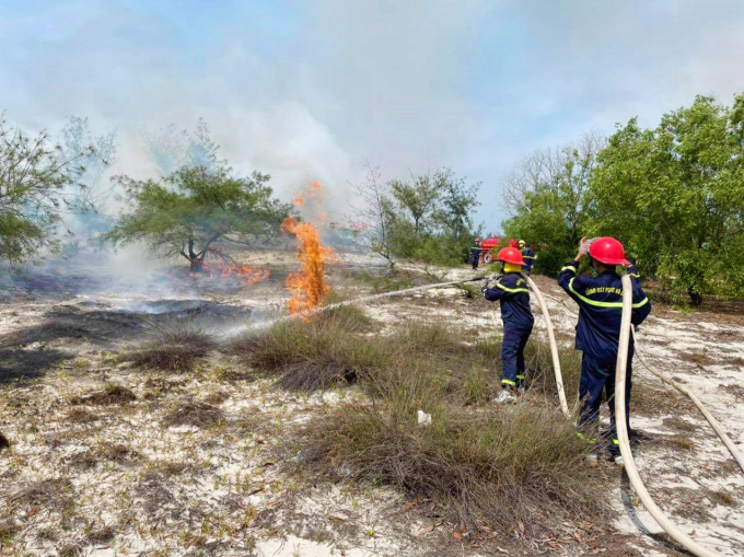 Lực lượng chữa cháy Công an tỉnh Quảng Bình nỗ lực dập lửa cứu rừng. Ảnh: H.Giang