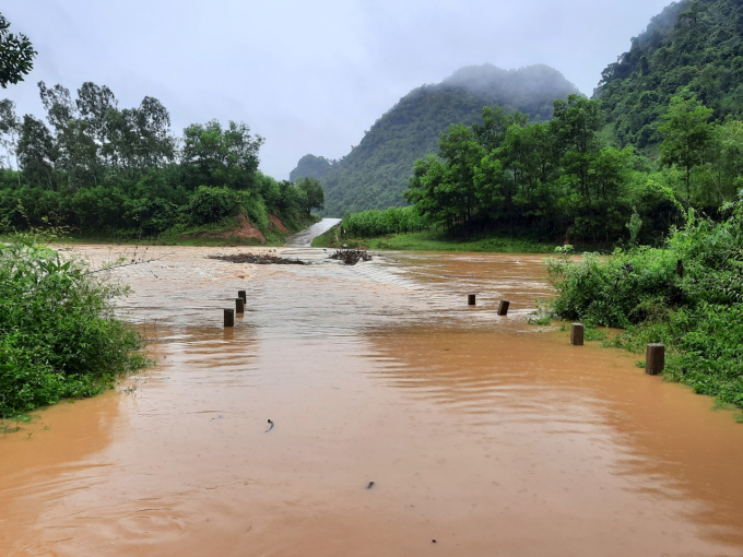 Nước lũ dâng cao tại xã Tân Hóa chia cắt thôn 3 và thôn 4 của xã. Ảnh: P.Phương