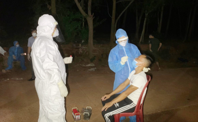 Cán bộ y tế lấy mẫu xét nghiệm SARS-CoV-2 ở xã Dân Hóa, huyện Minh Hóa. Ảnh : A.Tuấn