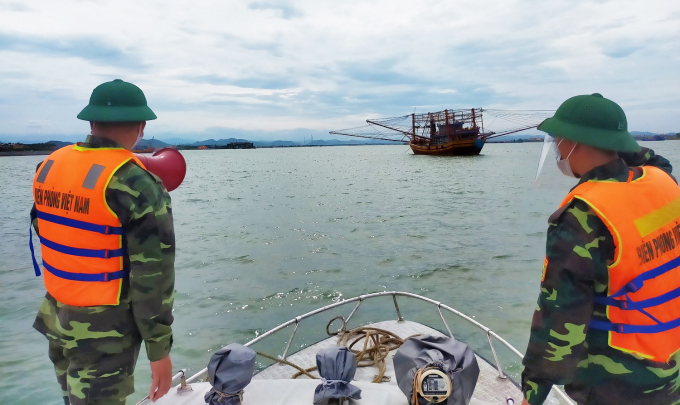 Bộ đội biên phòng Quảng Bình kêu gọi tàu thuyền vào khu neo đậu tránh trú bão. Ảnh: Đ.Trí