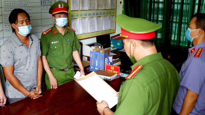 Cơ quan công an thực hiện lệnh bắt đối với Phan Sinh Thành. Ảnh: Q.Văn