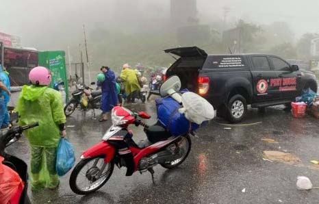 Phút nghỉ ngơi của mọi người trong cơn mưa còn nặng hạt tại Quảng Bình. Ảnh: L.Hương