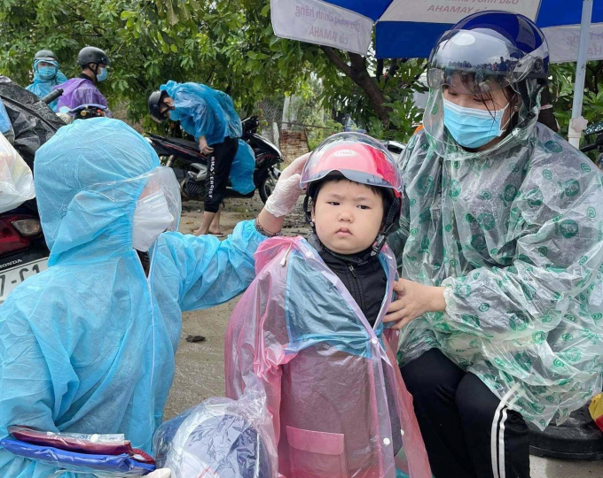 Một cháu bé được trao mũ bảo hiểm mới khi vào địa phận tỉnh Quảng Bình. Ảnh: L.Hương