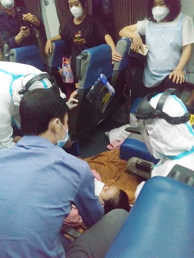 Bác sỹ Phan Thanh Hà đã trực tiếp đỡ đẻ cho 'mẹ tròn con vuông' ngay trên chuyến tàu . Ảnh: N.H