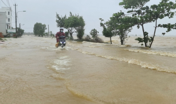 Nhiều tuyến đường ở huyện Lệ Thủy đã bị nhấn chìm trong lũ. Ảnh: T.H