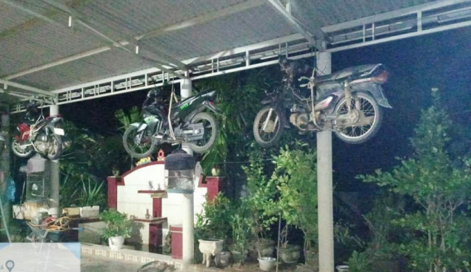 Nhiều người dân vùng lũ Quảng Bình treo xe máy lên cao tránh bị ngập lũ. Ảnh: T.Ha