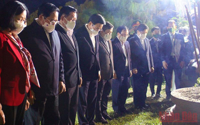 Thủ tướng Phạm Minh Chính và các đồng chí lãnh đạo Đảng, Nhà nước dâng hoa, nghiêng mình tưởng nhớ Đại tướng Võ Nguyên Giáp. Ảnh: H.G