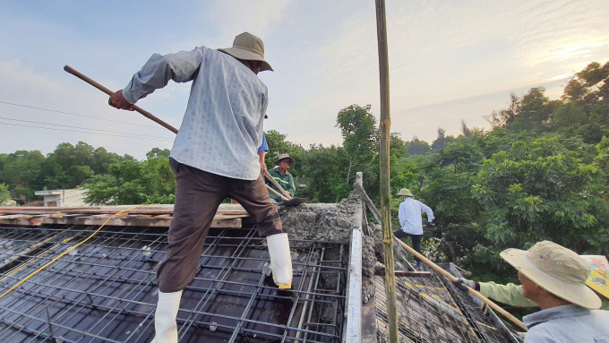 Quảng Bình tăng vọt con số làm nhà mới nên lực lượng lao động về quê có được việc làm ổn định, thu nhập  khá cao. Ảnh: N.Tâm