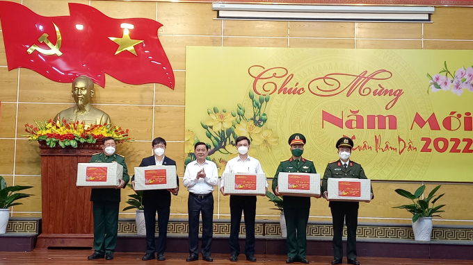 Ông Trần Cẩm Tú chúc mừng năm mới và tặng quà động viên lực lượng tuyến đầu chống dịch tại Quảng Bình. Ảnh: N.Tâm