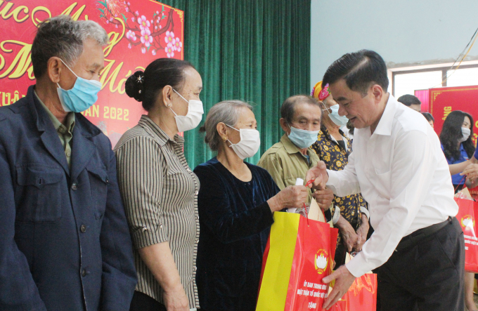 Ông Trần Cẩm Tú tặng quà cho gia đình có hoàn cảnh khó khăn ở xã Quảng Đông. Ảnh: N.Tâm