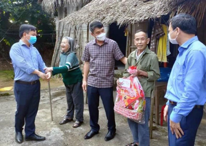 Tặng quà tết cho hộ gia đình có hoàn cảnh khó khăn ở huyện miền núi Minh Hóa. Ảnh: V.Minh