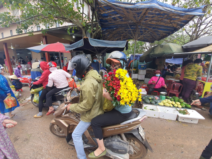 Đi phiên chợ cuối năm để ngắm và mua một bó hoa tươi cũng là niềm hạnh phúc. Ảnh: N.T