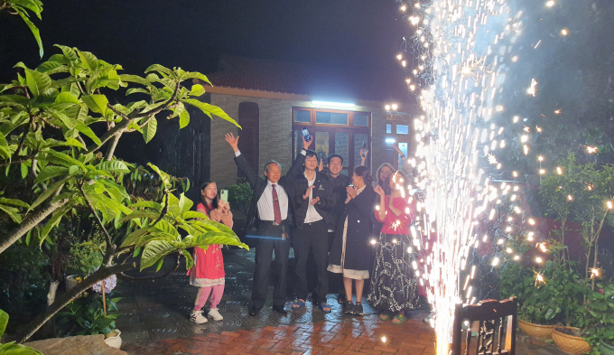 Người dân Quảng Bình đã đốt pháo hoa được cấp phép chào đón năm mới. Ảnh: N.T