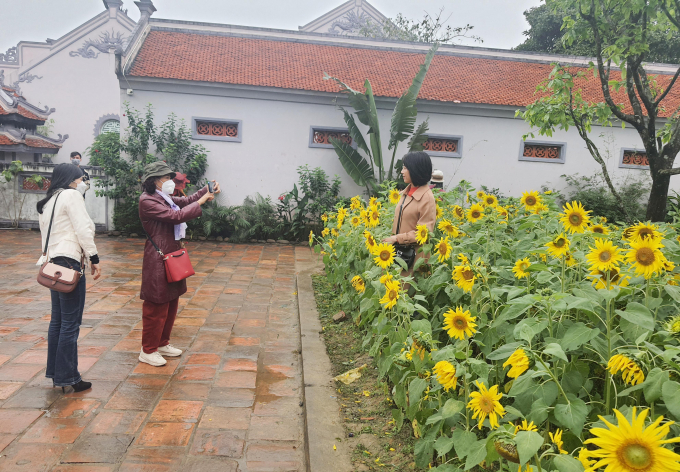 Du khách chụp ảnh đầu xuân tại chùa Hoằng Phúc. Ảnh: N.Tâm