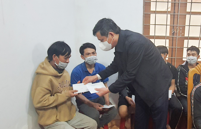 Ông Trần Thắng, Chủ tịch UBND tỉnh Quảng Bình tặng quà cho các ngư dân bị nạn. Ảnh: N.Tâm.