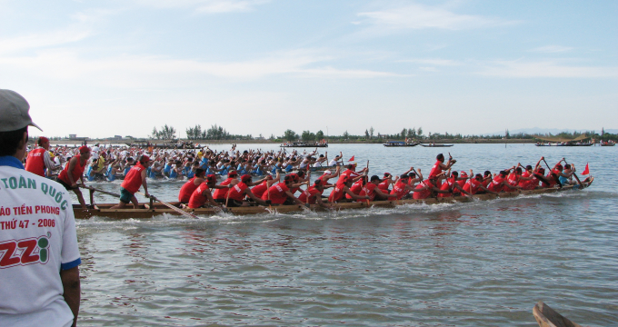 Giải đua thuyền truyền thống vào dịp lễ Quốc khánh 2/9 của huyện Quảng Ninh được tổ chức trên sông Nhật Lệ. Ảnh: N.T