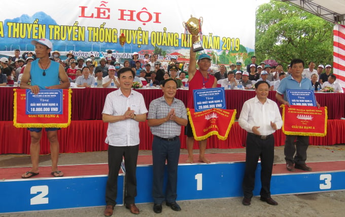 Sau 15 năm, đò đua xã Gia Ninh mới mang được Cúp vàng về  trong sự đợi chờ. Ảnh: N.T