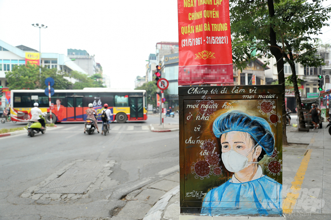 Các 'tác phẩm' tuyên truyền độc đáo này toạ lạc ngay tại ngã 4 phố Thanh Nhàn - Bạch Mai nơi mật độ giao thông lớn.