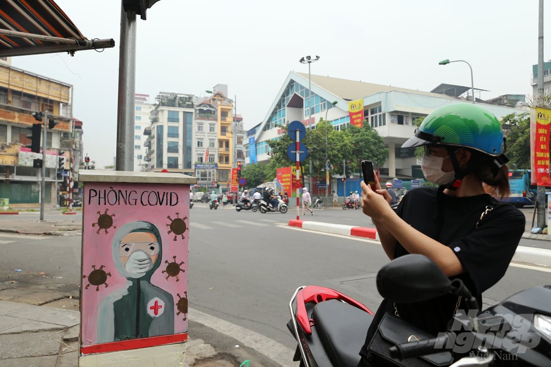 Sinh viên Nguyễn Thu Hoài (Đại học Kinh tế Quốc dân) tranh thủ chụp ảnh tại đây cho biết, mọi thông điệp trên tranh đều xoay quanh phòng chống đại dịch COVID-19, tuy nhiên cách thể hiện độc đáo.