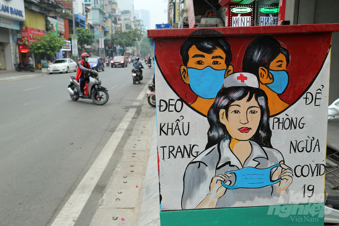 Những bốt điện được vẽ tranh cổ động 'bắt mắt' trên tuyến phố Bạch Mai.