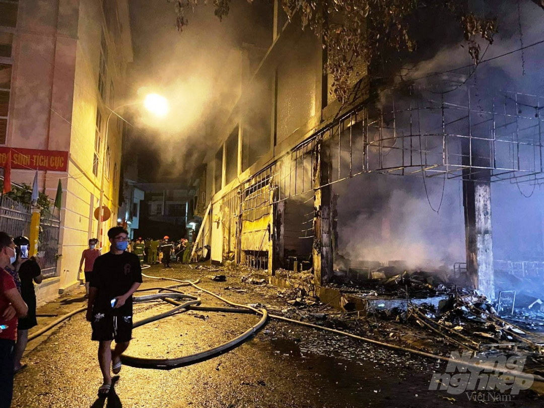 Hỏa hoạn lúc nửa đêm khiến người dân ở phố Đinh Công Tráng hoảng loạn, chạy ra đường kêu cứu vì sợ lửa cháy lan.