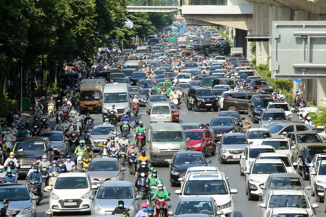 Tuyến đường Nguyễn Trãi với mật độ giao thông lớn vào sáng đầu tuần kết hợp nắng nóng khiến nhiều người dân vất vả mỗi khi đi qua đây.