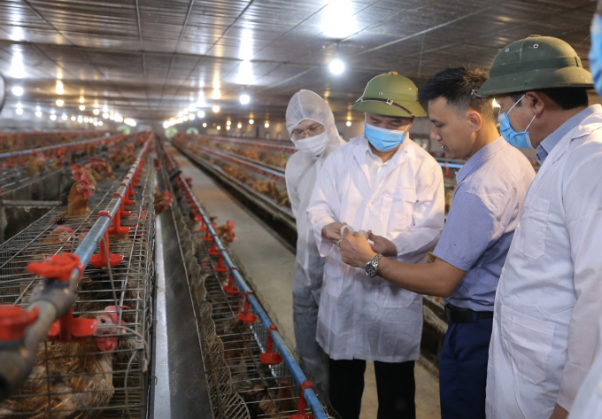 Lãnh đạo Cục Thú y, Sở NN-PTNT Bắc Giang và UBND huyện Yên Thế thăm trang trại chăn nuôi gia cầm công nghiệp tập trung tại huyện Yên Thế. Ảnh: Trung Quân.