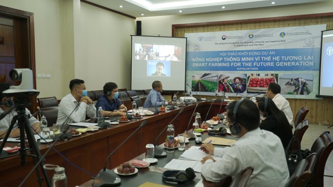 Lãnh đạo Vụ Hợp tác quốc tế (Bộ NN-PTNT), Viện Nghiên cứu Rau quả trao đổi trực tuyến các nội dung của dự án với các chuyên gia của FAO và các HTX triển khai dự án của tỉnh Sơn La. Ảnh: Trung Quân.