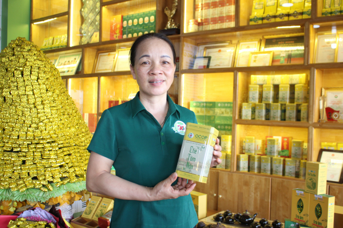 Chị Đào Thanh Hảo, Giám đốc HTX chè Hảo Đạt, xã Tân Cương (TP. Thái Nguyên) giới thiệu sản phẩm chè tôm nõn, là 1 trong 20 sản phẩm đầu tiên đang được xem xét trình Thủ tướng Chính phủ công nhận sản phẩm đạt OCOP 5 sao. Ảnh: Võ Việt.