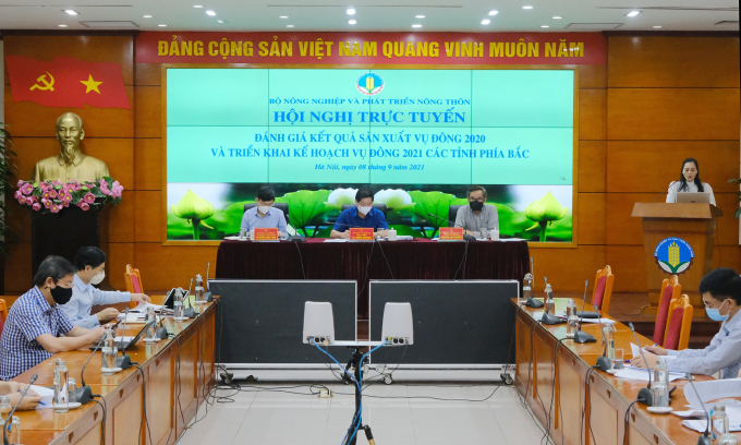 Agriculture officials join the online meeting on winter crop production at the office of Ministry of Agriculture and Rural Development in Hà Nội. Photo: Ba Thang.