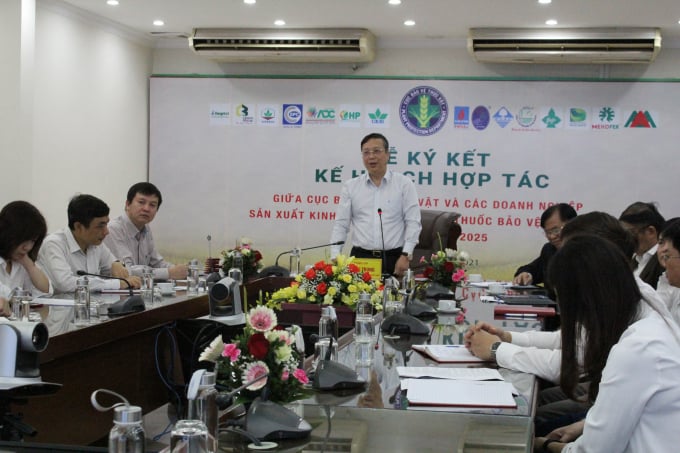 The signing ceremony of cooperation between the Plant Protection Department and enterprises producing and trading fertilizers and pesticides. Photo: Trung Quan.
