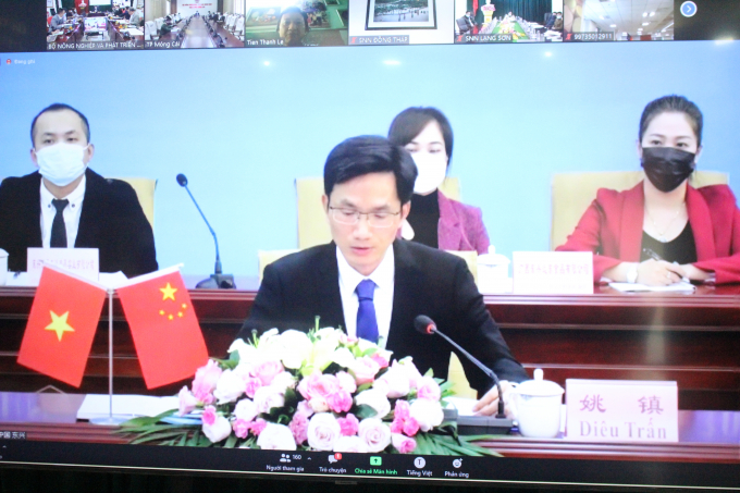 Ông Diêu Trấn, Phó Thị trưởng Chính quyền Nhân dân thành phố Đông Hưng (Trung Quốc), phát biểu trực tuyến tại hội nghị. Ảnh: Trung Quân.