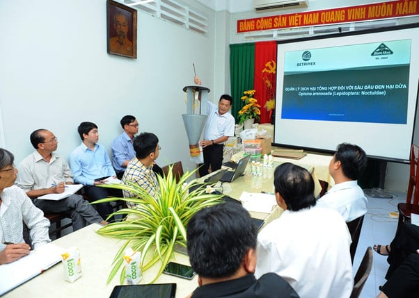 Tiến sỹ Trần Tấn Việt, Giám đốc Viện SRDC trình bày về bẫy đèn. Ảnh: TL.