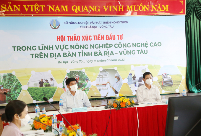 Ông Hồ Thúc Tiên, Phó Giám đốc Sở NN-PTNT tỉnh Bà Rịa – Vũng Tàu (bên trái) và ông Nguyễn Tiến Bảy, Chi cục trưởng Chi cục Phát triển nông thôn chủ trì Hội thảo.