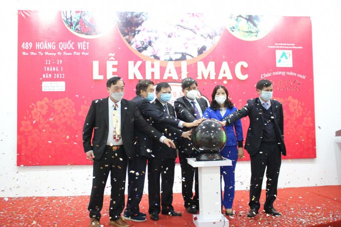 Các đại biểu ấn nút khai mạc hội chợ Xuân Nhâm Dần 2022 tại Hà Nội. Ảnh: Trung Quân.