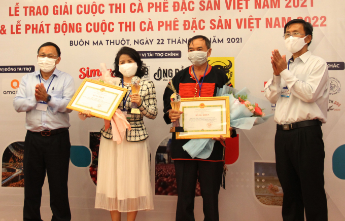 Ban tổ chức cuộc thi trao giải cho các đơn vị giành thứ hạng cao. Ảnh: Quang Yên.