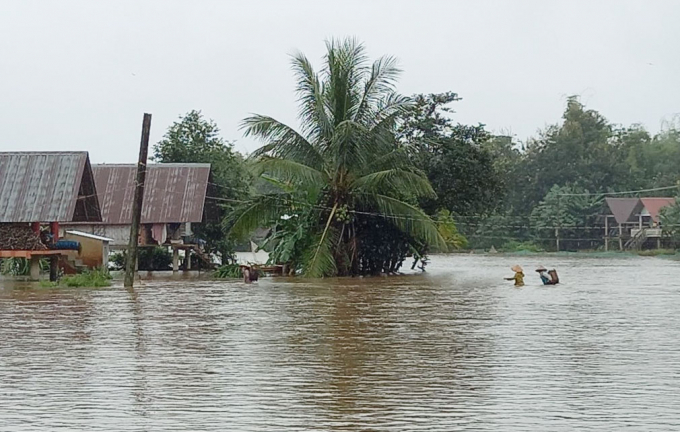 Khu dân cư tại xã Đăk Liêng, huyện Lăk bị nước cô lập. Ảnh: Quang Yên.