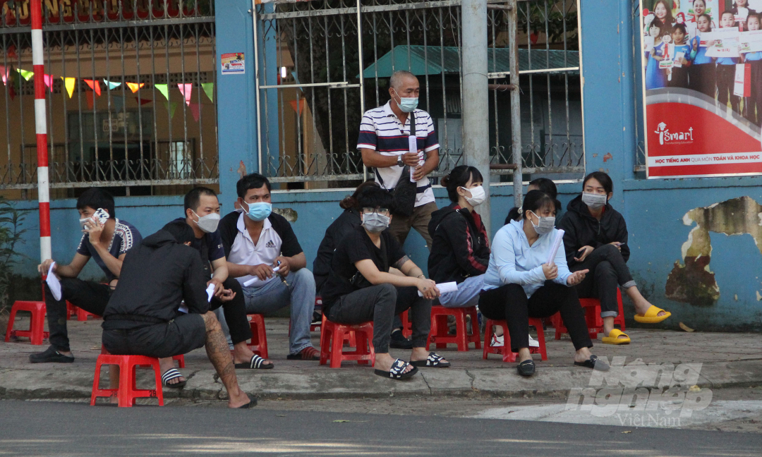 Còn tại điểm tiêm ở trường Tiểu học Lê Hồng Phong (phường Thống Nhất) nhà chức trách bố trí ghế ngồi cho người dân. Tuy nhiên những người đợi tiêm đến lượt vẫn ngồi sát nhau, không giữ khoảng cách.