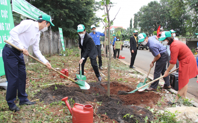 Lãnh đạo Sở NN-PTNT Đăk Lăk cùng đại biểu trồng cây xanh tại TP Buôn Ma Thuột. Ảnh: Quang Yên.