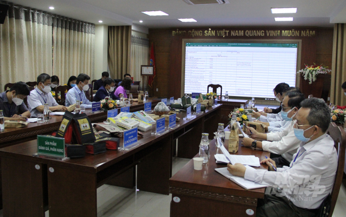Các thành viên Hội đồng đánh giá, phân hạng sản phẩm OCOP tỉnh Đăk Lăk nghe báo cáo về các sản phẩm. Ảnh: Quang Yên.