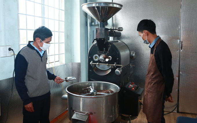 The equipping of coffee processing machines will form a sustainable coffee industry in Dak Nong province. Photo: Quang Yen.
