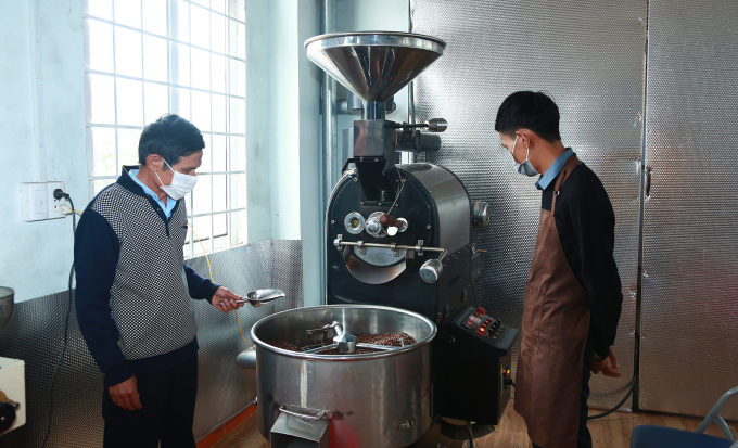 Một số HTX được hỗ trợ máy rang, chế biến giúp cà phê nâng cao chất lượng. Ảnh: Quang Yên.
