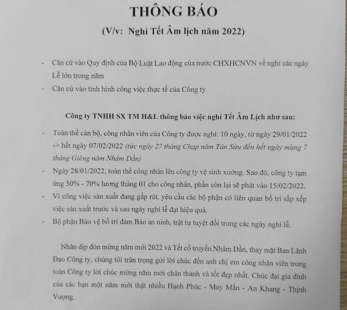 Thông báo cho nghỉ Tết và tiền tạm ứng lương tháng 1 cho công nhân của Công ty TNHH SX TM H&T. Ảnh: Quang Yên.