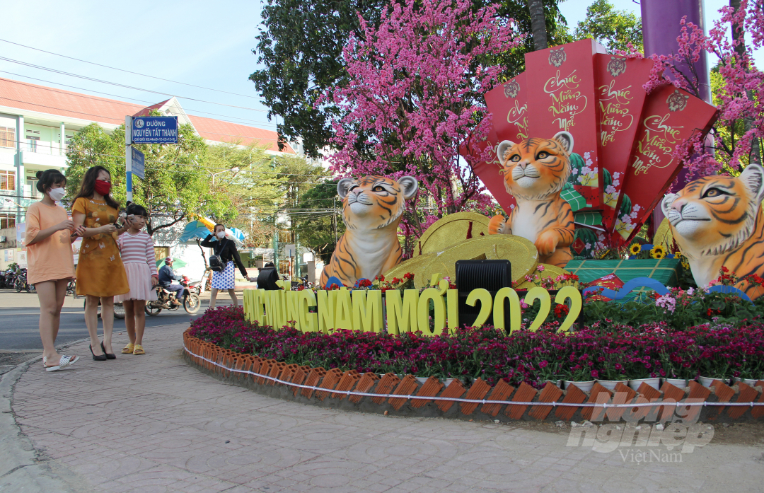 Những ngày cận Tết âm lịch Nhâm Dần 2022, đoạn đường Nguyễn Tất Thành (TP Buôn Ma Thuột, Đăk Lăk) dài gần 500 m từ ngã 6 đến vòng xoay Đinh Tiên Hoàng được cơ quan chức năng trưng dụng làm đường hoa phục vụ người dân du xuân.