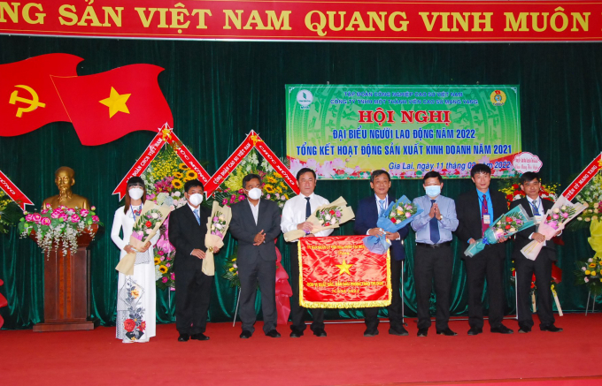 Lãnh đạo Công ty Cao su Mang Yang nhận cờ thi đua xuất sắc của Ủy ban Quản lý vốn Nhà nước cho tập thể công ty. Ảnh: Ngọc Thăng.