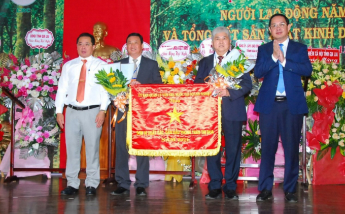 Lãnh đạo Tập đoàn Công nghiệp Cao su Việt Nam trao tăng cờ thi đua xuất sắc của Ủy ban Quản lý vốn Nhà nước tại doanh nghiệp cho công ty. Ảnh: Ngọc Thăng.