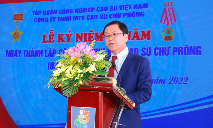 Ông Lê Thanh Hưng, Tổng Giám đốc VRG biểu dương các kết quả mà Công ty Cao su Chư Prông đạt được 45 năm qua. Ảnh: Văn Vĩnh.