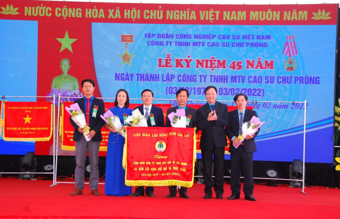 Công ty Cao su Chư Prông nhận cờ thi đua của Liên đoàn lao động tỉnh Gia Lai. Ảnh: Văn Vĩnh.