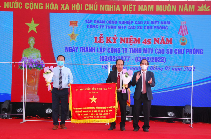 Ông Võ Ngọc Thành, Chủ tịch UBND tỉnh Gia Lai tặng cờ thi đua cho Công ty Cao su Chư Prông. Ảnh: Văn Vĩnh.