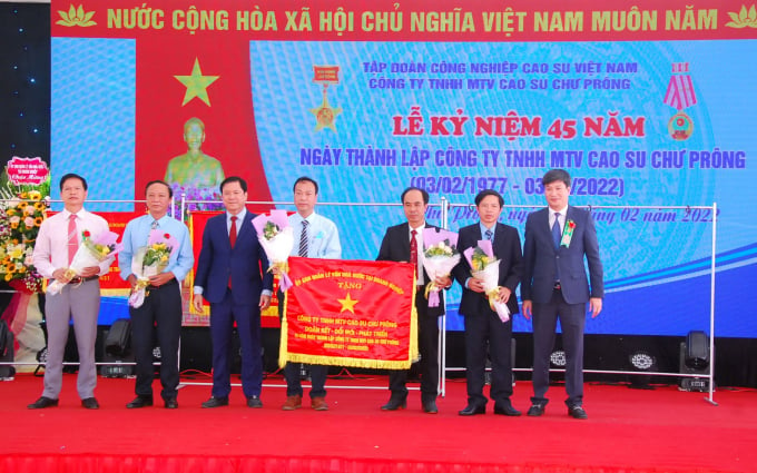 Công ty Cao su Chư Prông nhận cờ thi đua của Ủy ban Quản lý vốn Nhà nước tại doanh nghiệp. Ảnh: Văn Vĩnh.